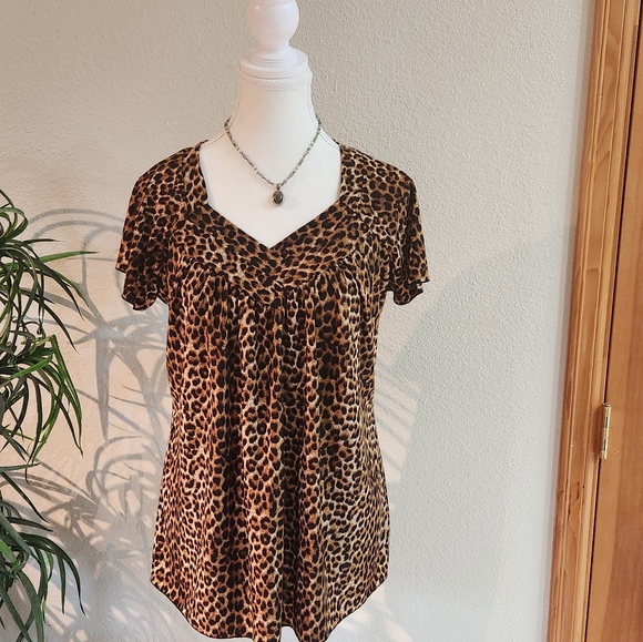 V-neck Animal Print Top - Picture 2 of 5